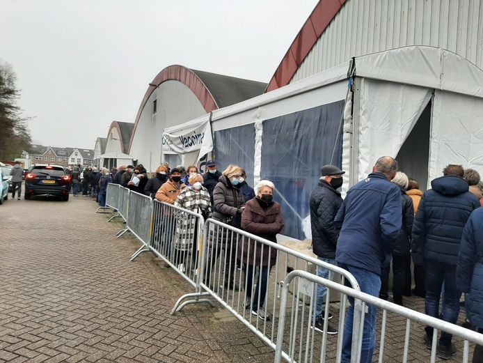 Waiting at the injection location in the Nieuwe Sloot sports hall in Alphen.