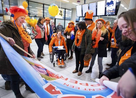 De sporters die mee hebben gedaan aan de Paralympische Spelen in Zuid-Korea zijn weer terug op Schiphol. De paralympiërs worden ontvangen door familie en fans.