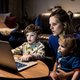 "Anderhalf uur tv per dag vind ik al veel": zo gaan ouders om met de schermtijd van hun kinderen
