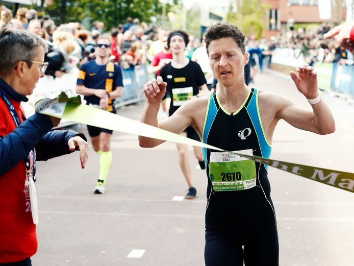Johan Horst gaat als winnaar over de finish van de hele marathon.