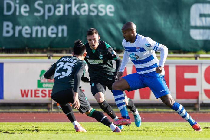 PEC-aanvaller Gervane Kastaneer begon tegen Werder Bremen niet als spits, maar verrassend als wingback.