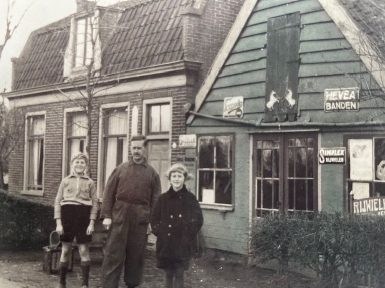 Harry Bais met zijn zus Gerda en zijn vader, hoefsmid in Purmerland. Beeld 