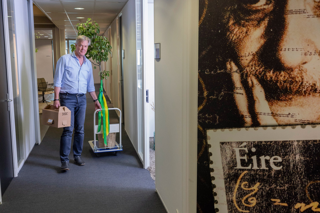 Hans van Rooij in zijn kantoor, met in zijn rechterhand de medicijnkluis. Beeld Werry Crone