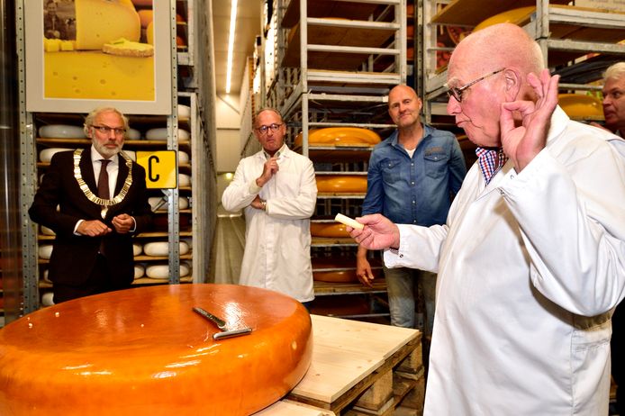 Keurmeester Jos van Riet boort de kaas aan.