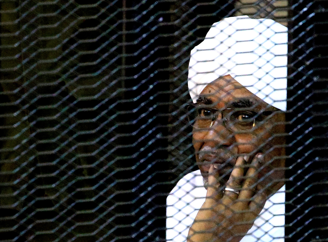 Oud-dictator Omar al-Bashir van Soedan in een kooi in de rechtbank vorig jaar waar hij terecht stond op verdenking van corruptie. 
 Beeld REUTERS/Mohamed Nureldin Abdallah