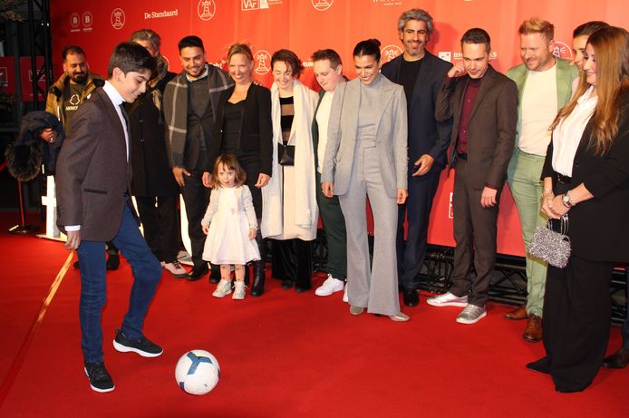 De cast en crew van Baghdad Messi met op de voorgrond hoofdrolspeler Ahmed Mohammed Abdullah die een balletje trapt.