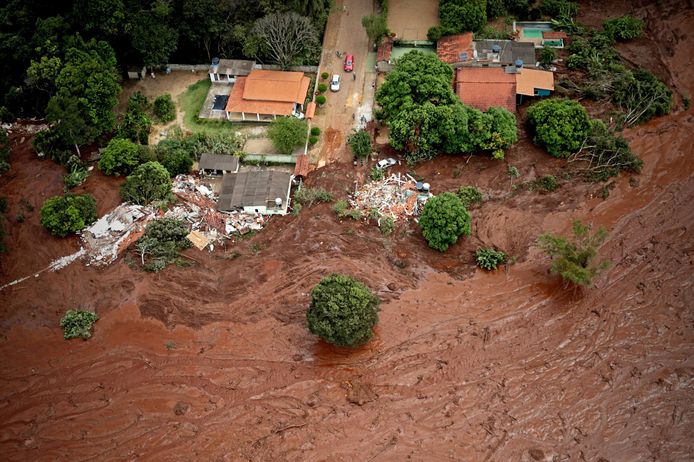 Mensen, dieren, huizen en voertuigen waren kansloos tegen de verwoestende modderstroom na de dambreuk bij het Braziliaanse stadje Brumadinho in januari 2019. 270 mensen kwamen om het leven. Zeven slachtoffers worden nog altijd vermist.