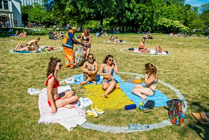In Rotterdam zijn de recreatievakken op Hemelvaartsdag in gebruik genomen, zoals hier in het park bij de Euromast.