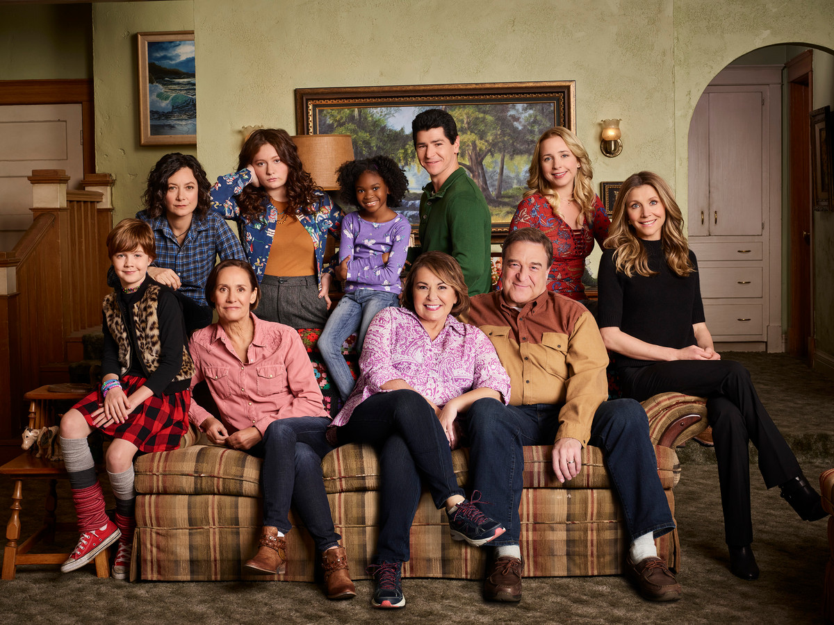De cast van Roseanne, met Darlene linksboven.