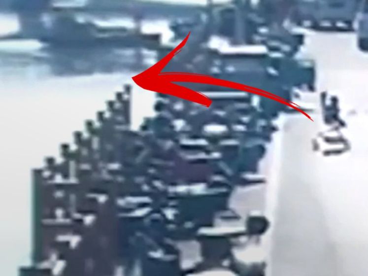 Un bébé tombe dans l'eau avec sa poussette en Chine