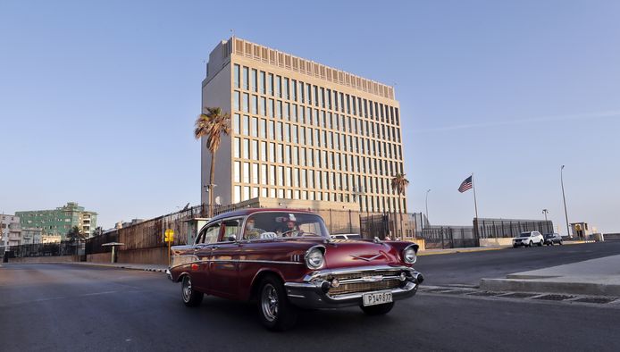 Een auto rijdt voor de Amerikaanse ambassade op Cuba langs.