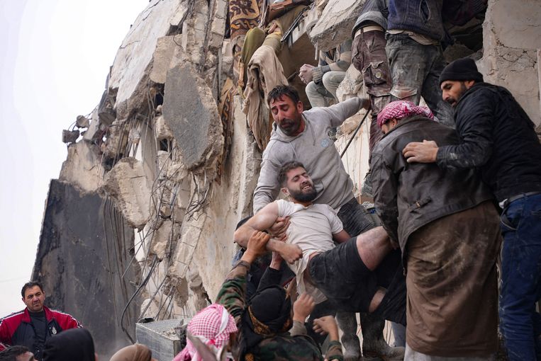 Een man wordt onder het puin vandaan gehaald in Jandaris, een dorp buiten Afrin in het noorden van Syrië. Beeld Rami al Sayed / AFP