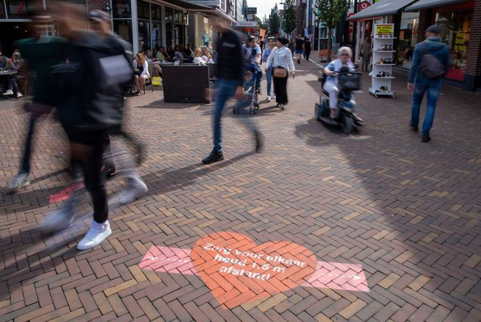 Aanwijzingen op de Grotestraat in Ede om afstand te houden.