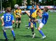 Tobias Ernst (nr 37) van Unitas speelt de bal in de wedstrijd tegen Kampong.
