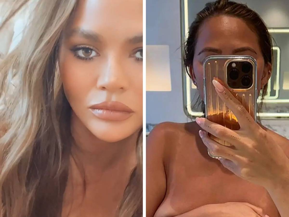 Chrissy Teigen pose complètement nue devant son miroir