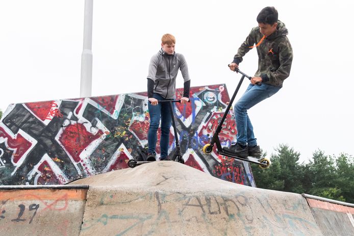 Jeroen Baak (links) en Jelco Chumman op de skatebaan in het Reeshofpark.