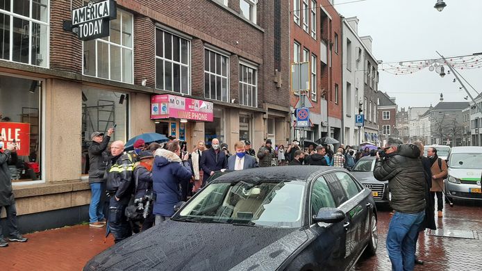 De koning bezocht donderdag getroffen winkeliers in Den Bosch.