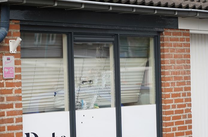 „Vooral in de ruiten aan de voorkant van de woning zijn de kogelinslagen goed te zien,” vertelde de woordvoerder van de politie zaterdagochtend.