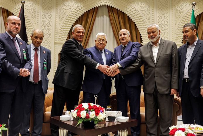 De Palestijnse president Mahmoud Abbas (midden) met rechts naast hem president Abdelmadjid Tebboune van Algerije en rechts daarnaast Ismail Haniyeh van Hamas. (5/7/22)