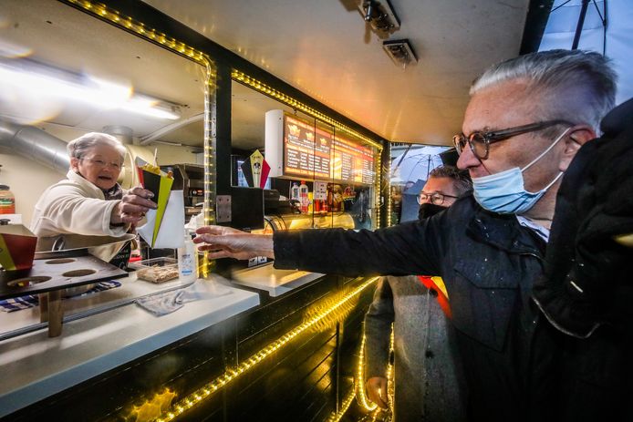 Prins Laurent genoot van een pakje friet op de markt van Brugge