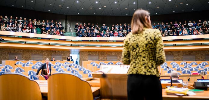 Zeeuwen op de publieke tribune kijken naar Staatssecretaris Barbara Visser van Defensie (VVD) tijdens het Tweede Kamerdebat over de voorgenomen verhuizing van de marinierskazerne in Doorn.