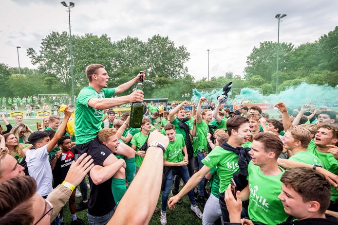 26 juni 2022, Lelystad: Kay Ruiter wordt in de groene hel op de schouders genomen na het laatste fluitsignaal.