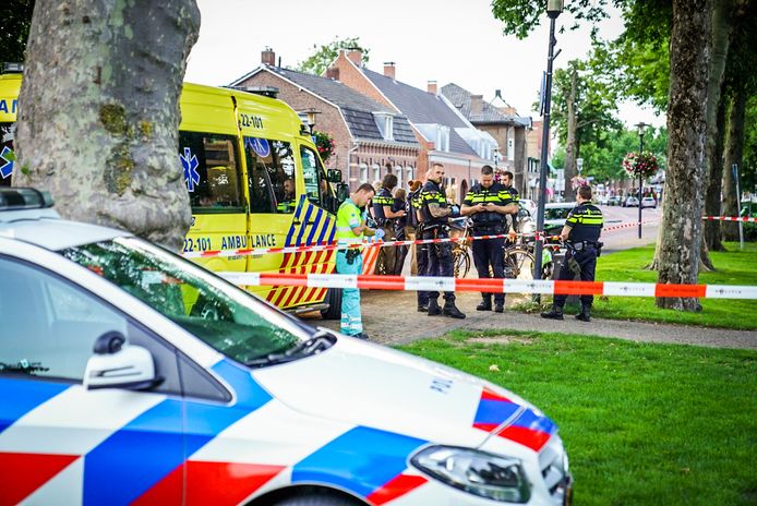 Politie en ambulance in het centrum van Nuenen, waar een man was neergeslagen door een inwoner van het dorp. De man was dronken en lastig, aldus de verdachte.