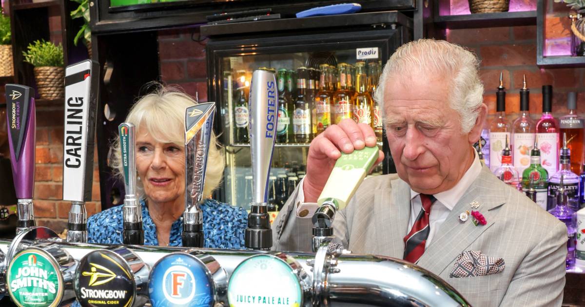 Ho!  Il principe Carlo beve una birra in un pub gallese |  Affiggere