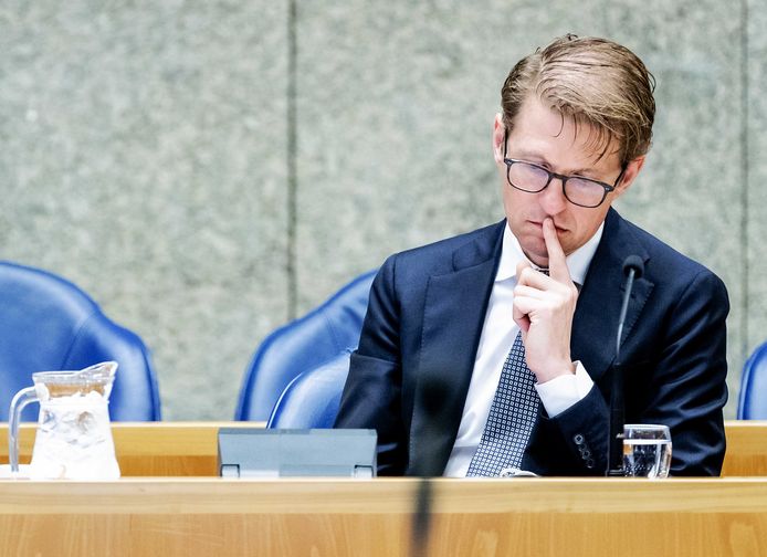 Minister Sander Dekker van Rechtsbescherming stelt dat het stelsel voorwaardelijke invrijheidstelling al langer ‘een doorn in het oog is’ en hoopt dat de Tweede Kamer het nieuwe wetsvoorstel spoedig behandelt.