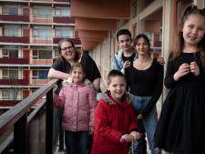 Indira en Michelle wonen nu nog naast elkaar, maar hopen ooit samen in één groot huis te wonen