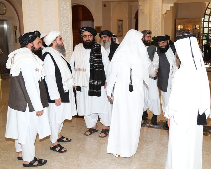 Des délégués talibans arrivent pour rencontrer des délégués américains et européens à Doha, au Qatar, le 12 octobre 2021.
