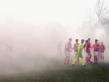 Vuurwerk, fakkels en spandoeken: dit was het intense amateurvoetbalweekend 