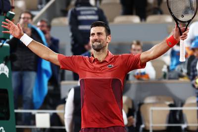 Djokovic ontsnapt in nachtelijke thriller tegen Musetti op Roland Garros