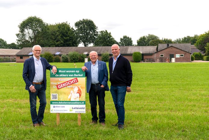 Jos, Leo en Henk van Kasteren (vlnr) op de akker waar de villa's komen.