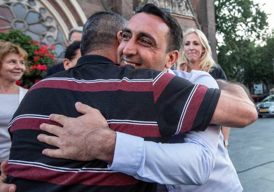 Murat Memis wordt ontvangen op Catharinaplein in Eindhoven nadat hij 2 maanden in Turkeij heeft vastgezeten.