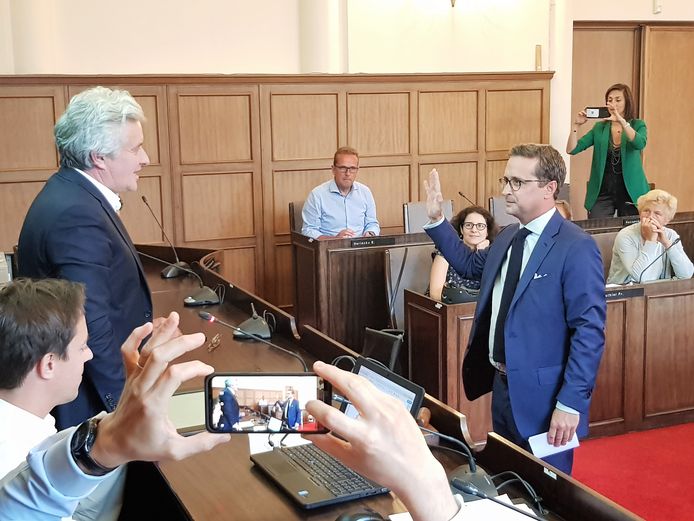 Nicolas Kuczynski (IC-GB) tijdens zijn eedaflegging als schepen in Sint-Genesius-Rode.