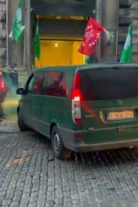Une centaine de policiers ont bloqué certaines entrées du palais de justice de Bruxelles