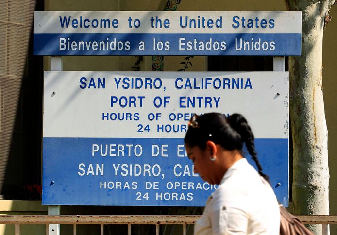 Met jaarlijks ruim 13 miljoen auto's, 24 rijen verkeer en 18.000 voetgangers is de grenspost San Ysidro de drukste landgrensovergang van de VS. Honderden douane- en grensbewakingsfunctionarissen gebruiken geavanceerde technologie voor het uitvoeren van risicobeheer.