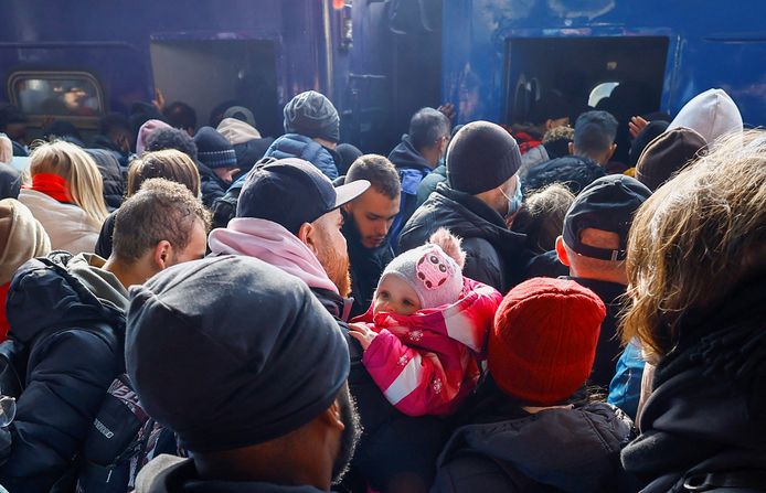 Een massa mensen probeert op het Centraal Station van Kiev in treinen naar het westen van het land te komen.