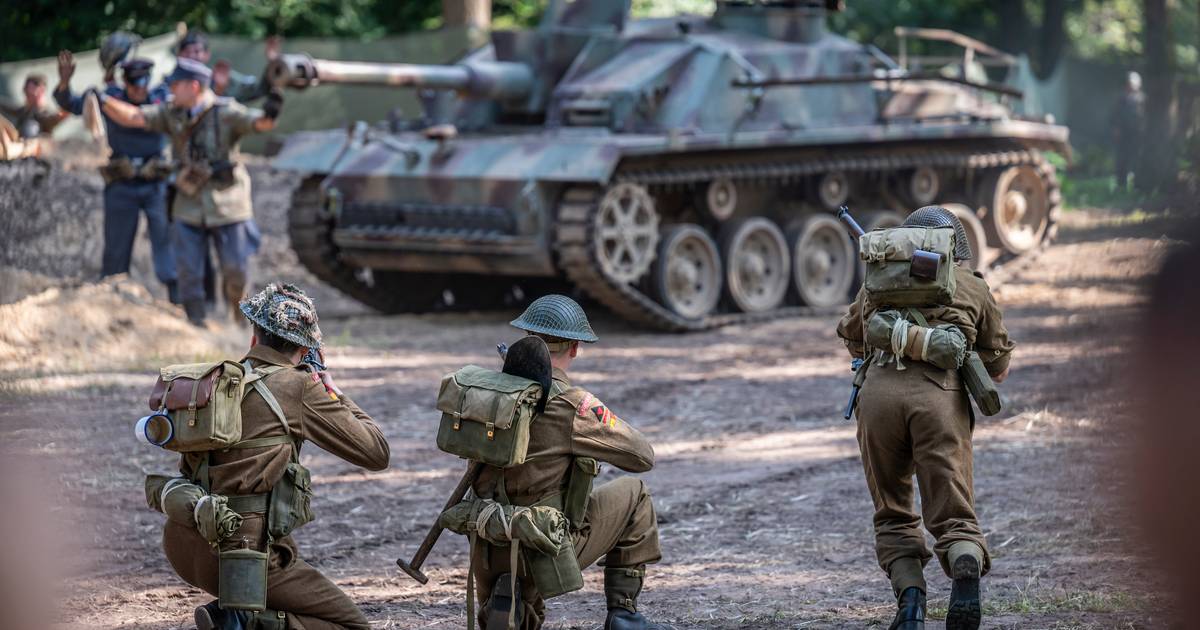 Oorlogsspektakel vanaf een tribune in Overloon: ‘Soms lijkt het net op Band of Brothers’