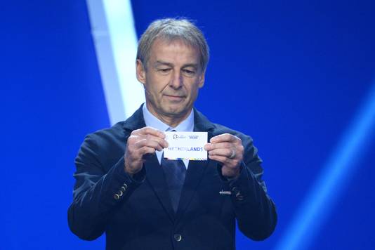 Jurgen Klinsmann con il biglietto della nazionale olandese per il sorteggio di qualificazione a Euro 2024 in Germania.