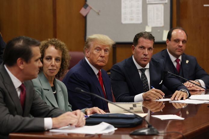 Donald Trump met zijn advocaten in de rechtbank.