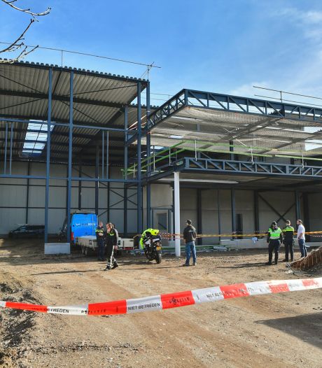 Man geraakt door betonplaat bij bouwwerkzaamheden in Budel, met spoed naar ziekenhuis gebracht