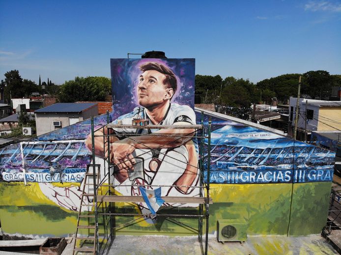 Een gigantische muurschildering van Messi in Rosario.