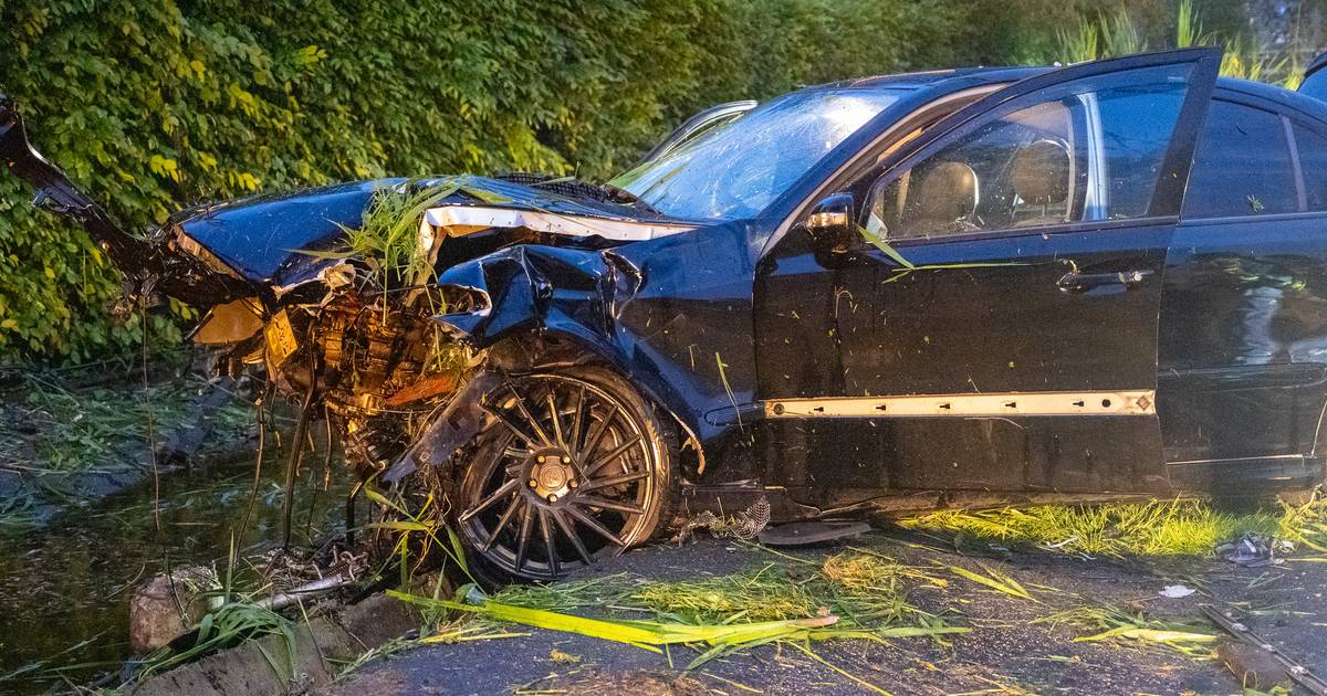 Enorme ravage nadat auto in volle vaart uit de bocht schiet, twee gewonden