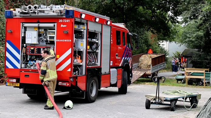 De brandweer komt ter plaatse voor een brand in de Droomvlucht in de Efteling.