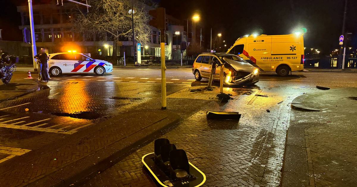Glassplinters en een geknakt verkeerslicht: ravage bij botsing Apeldoorn, bestuurder aangehouden.