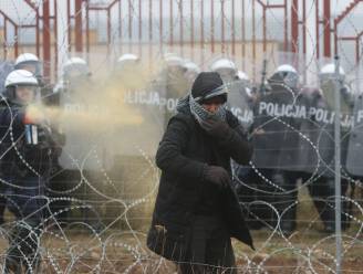 Situatie in grensgebied Wit-Rusland escaleert: leger zet waterkanonnen en traangas in tegen migranten