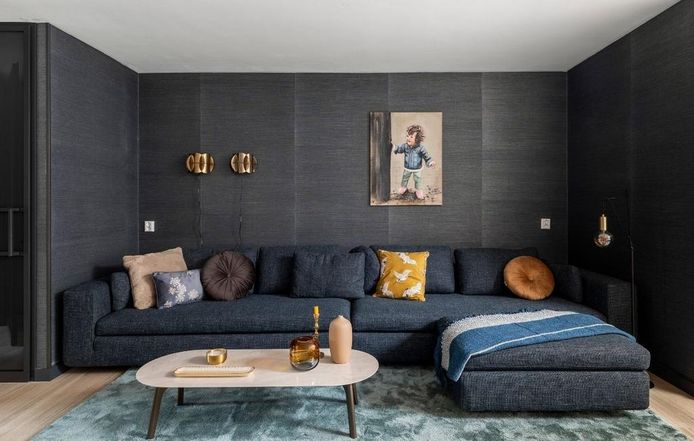De donkere zitkamer is gebaseerd op het moodboard van Bengt. Stylist Fietje Bruijn noemt het 'Ibiza chic’.