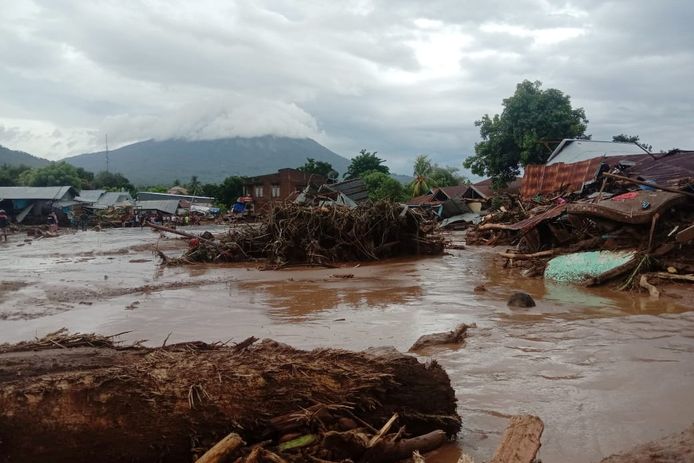 Het noodweer veroorzaakt op verschillende plaatsen in Indonesië overstromingen.